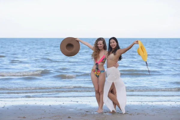 Hermosa Modelo Debajo Del Traje Baño Diviértete Playa Por Noche — Foto de Stock