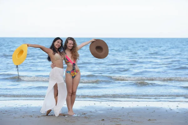 Hermosa Modelo Debajo Del Traje Baño Diviértete Playa Por Noche — Foto de Stock