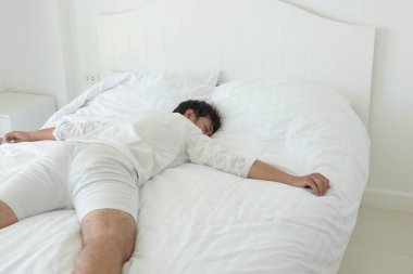 Genç adam rahat yumuşak uyku hapı onun tatil içinde uykuya daldı.