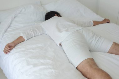 Genç adam rahat yumuşak uyku hapı onun tatil içinde uykuya daldı.