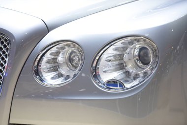 Yeni araba güzel parçaları, farlar, vücut ışıkları, araba şık ve sportif bakmak.