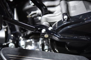 Yeni araba parçaları. Motosiklet farlar, farlar, vücut ışıklar, modern ve sportif bir görünüm.