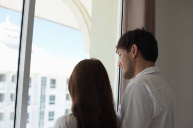 Romantik çiftler oturma odasında. Tatlı bir tatile. Romantik Çift öğleden sonra tatlı bir tatil plaj aktiviteleri sürme ile