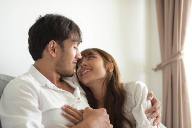 Romantik çiftler oturma odasında. Bir tatlı holidayromantic çift ile sürme faaliyetleri plajda öğleden sonra bir tatlı tatil