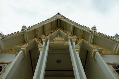 Tayland tapınak ve güzel beyaz pagoda güzel sıva tasarımları vardır. Antik Buda resim. Wat Phra Mahathat: Phetchaburi, Thailand.