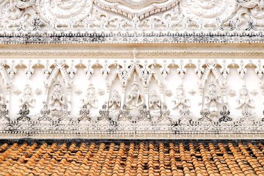 Tayland tapınak ve güzel beyaz pagoda güzel sıva tasarımları vardır. Antik Buda resim. Wat Phra Mahathat: Phetchaburi, Thailand.