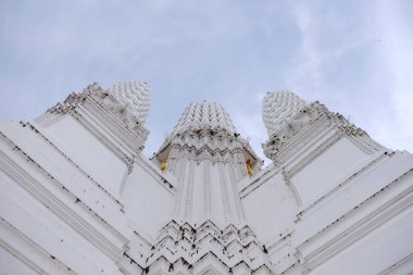 Tayland tapınak ve güzel beyaz pagoda güzel sıva tasarımları vardır. Antik Buda resim. Wat Phra Mahathat: Phetchaburi, Thailand.