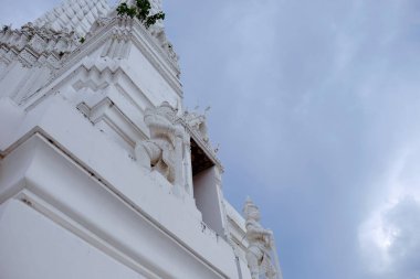Tayland tapınak ve güzel beyaz pagoda güzel sıva tasarımları vardır. Antik Buda resim. Wat Phra Mahathat: Phetchaburi, Thailand.