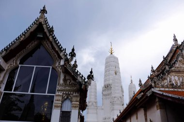 Tayland tapınak ve güzel beyaz pagoda güzel sıva tasarımları vardır. Antik Buda resim. Wat Phra Mahathat: Phetchaburi, Thailand.