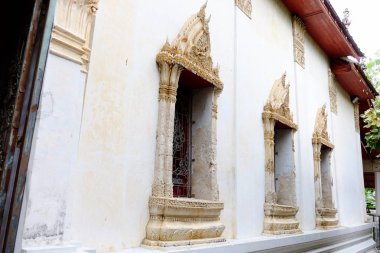 Tayland tapınak ve güzel beyaz pagoda güzel sıva tasarımları vardır. Antik Buda resim. Wat Phra Mahathat: Phetchaburi, Thailand.