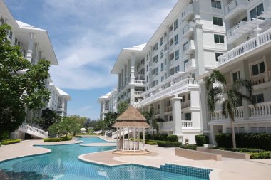 Modern yapı güneşli bir günde. Yakın Chaaum Tayland Bina Modern beyaz Danimarka konut kat mülkiyeti.