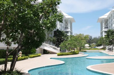 Tayland tapınak ve güzel beyaz pagoda güzel sıva tasarımları vardır. Antik Buda resim. Wat Phra Mahathat: Phetchaburi, Thailand.