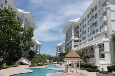 Tayland tapınak ve güzel beyaz pagoda güzel sıva tasarımları vardır. Antik Buda resim. Wat Phra Mahathat: Phetchaburi, Thailand.
