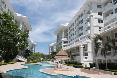 Modern yapı güneşli bir günde. Yakın Chaaum Tayland Bina Modern beyaz Danimarka konut kat mülkiyeti.