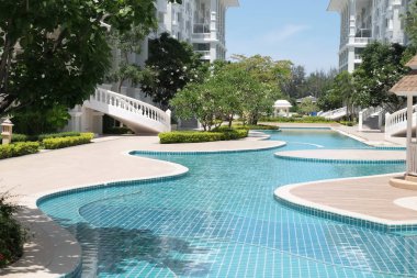 Tayland tapınak ve güzel beyaz pagoda güzel sıva tasarımları vardır. Antik Buda resim. Wat Phra Mahathat: Phetchaburi, Thailand.