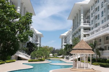 Tayland tapınak ve güzel beyaz pagoda güzel sıva tasarımları vardır. Antik Buda resim. Wat Phra Mahathat: Phetchaburi, Thailand.