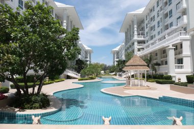 Modern yapı güneşli bir günde. Yakın Chaaum Tayland Bina Modern beyaz Danimarka konut kat mülkiyeti.