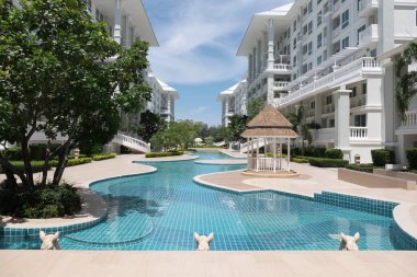 Modern yapı güneşli bir günde. Yakın Chaaum Tayland Bina Modern beyaz Danimarka konut kat mülkiyeti.