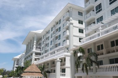 Modern yapı güneşli bir günde. Yakın Chaaum Tayland Bina Modern beyaz Danimarka konut kat mülkiyeti.