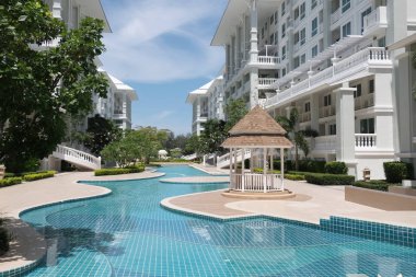 Modern yapı güneşli bir günde. Yakın Chaaum Tayland Bina Modern beyaz Danimarka konut kat mülkiyeti.