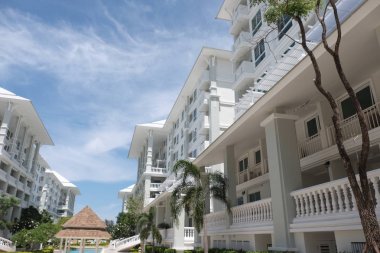 Modern yapı güneşli bir günde. Yakın Chaaum Tayland Bina Modern beyaz Danimarka konut kat mülkiyeti.