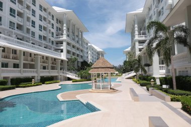 Lüks otelde yüzme havuzu