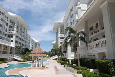 Modern yapı güneşli bir günde. Yakın Chaaum Tayland Bina Modern beyaz Danimarka konut kat mülkiyeti.