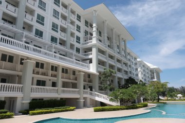 Modern yapı güneşli bir günde. Yakın Chaaum Tayland Bina Modern beyaz Danimarka konut kat mülkiyeti.