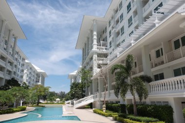 Modern yapı güneşli bir günde. Yakın Chaaum Tayland Bina Modern beyaz Danimarka konut kat mülkiyeti.