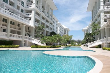 Modern yapı güneşli bir günde. Yakın Chaaum Tayland Bina Modern beyaz Danimarka konut kat mülkiyeti.