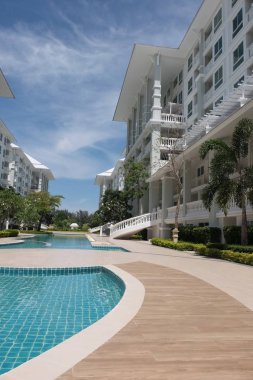 Modern yapı güneşli bir günde. Yakın Chaaum Tayland Bina Modern beyaz Danimarka konut kat mülkiyeti.