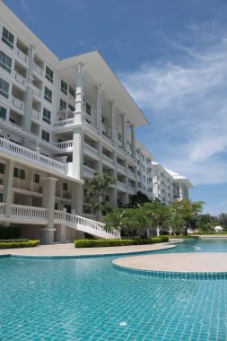 Modern yapı güneşli bir günde. Yakın Chaaum Tayland Bina Modern beyaz Danimarka konut kat mülkiyeti.