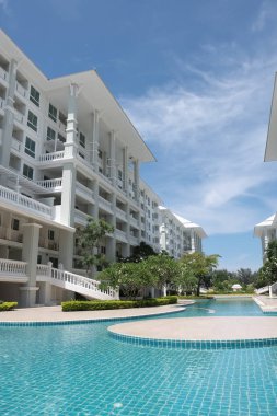 Modern yapı güneşli bir günde. Yakın Chaaum Tayland Bina Modern beyaz Danimarka konut kat mülkiyeti.