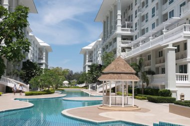 Modern yapı güneşli bir günde. Yakın Chaaum Tayland Bina Modern beyaz Danimarka konut kat mülkiyeti.