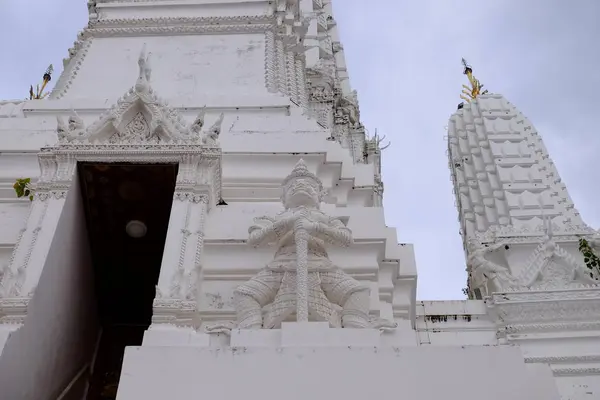 Thaiföldi Templomok Szép Fehér Pagoda Gyönyörű Stukkós Tervez Ősi Buddha — Stock Fotó