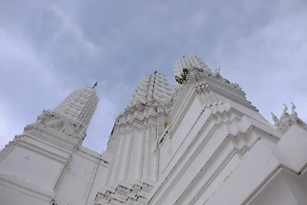 Los Templos Tailandeses Hermosa Pagoda Blanca Son Hermosos Diseños Estuco — Foto de Stock