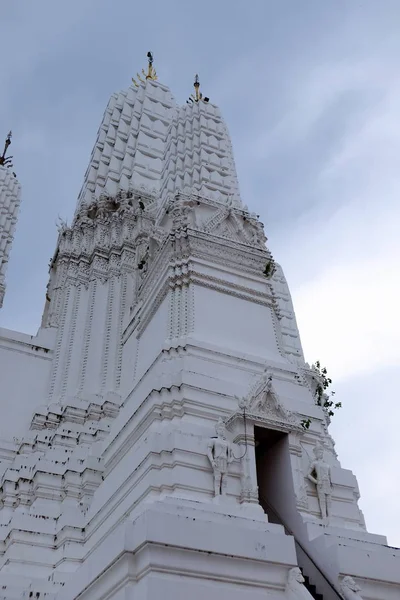 Los Templos Tailandeses Hermosa Pagoda Blanca Son Hermosos Diseños Estuco — Foto de Stock