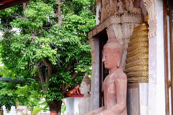 Los Templos Tailandeses Hermosa Pagoda Blanca Son Hermosos Diseños Estuco —  Fotos de Stock