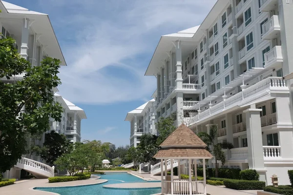 Modern yapı güneşli bir günde. Yakın Chaaum Tayland Bina Modern beyaz Danimarka konut kat mülkiyeti.
