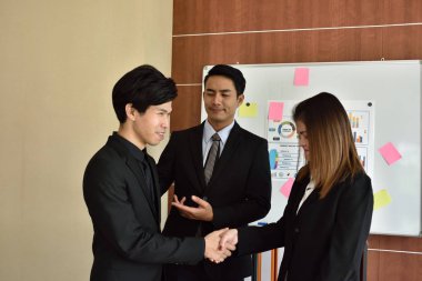 Yeni başlangıç projesi ile çalışma iş insanlar toplantı zamanı. Fikir tanıtımı, planları analiz. İş iletişim bağlantı kavramı çalışma. İş insanlar toplantı tasarım fikirleri kavramı.