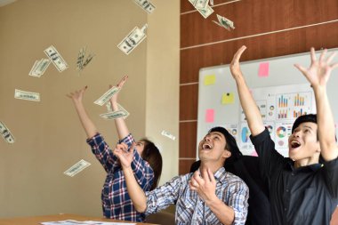 Yeni başlangıç projesi ile çalışma iş insanlar toplantı zamanı. Fikir tanıtımı, planları analiz. İş iletişim bağlantı kavramı çalışma. İş insanlar toplantı tasarım fikirleri kavramı.