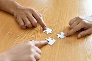 İşadamı ve jigsaw puzzle parçaları Office kadınla closeup. Son olarak bu yer geliyor solution.puzzle parça bulma