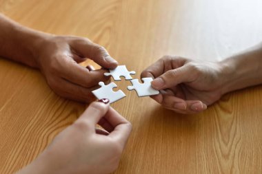 İşadamı ve jigsaw puzzle parçaları Office kadınla closeup. Son olarak bu yer geliyor solution.puzzle parça bulma