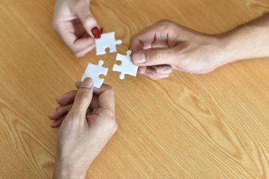 İşadamı ve jigsaw puzzle parçaları Office kadınla closeup. Son olarak bu yer geliyor solution.puzzle parça bulma