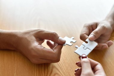 İşadamı ve jigsaw puzzle parçaları Office kadınla closeup. Son olarak bu yer geliyor solution.puzzle parça bulma