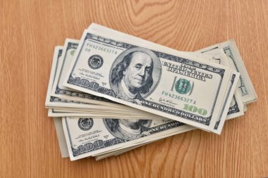 Ahşap masa üzerinde dolar banknotlar