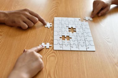 İşadamı ve jigsaw puzzle parçaları Office kadınla closeup. Son olarak bu yer geliyor solution.puzzle parça bulma