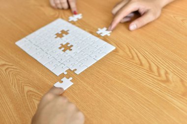 İşadamı ve jigsaw puzzle parçaları Office kadınla closeup. Son olarak bu yer geliyor solution.puzzle parça bulma