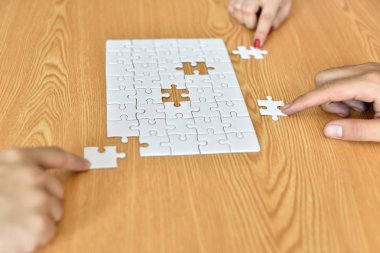 İşadamı ve jigsaw puzzle parçaları Office kadınla closeup. Son olarak bu yer geliyor solution.puzzle parça bulma