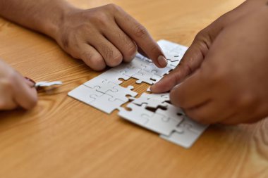 İşadamı ve jigsaw puzzle parçaları Office kadınla closeup. Son olarak bu yer geliyor solution.puzzle parça bulma